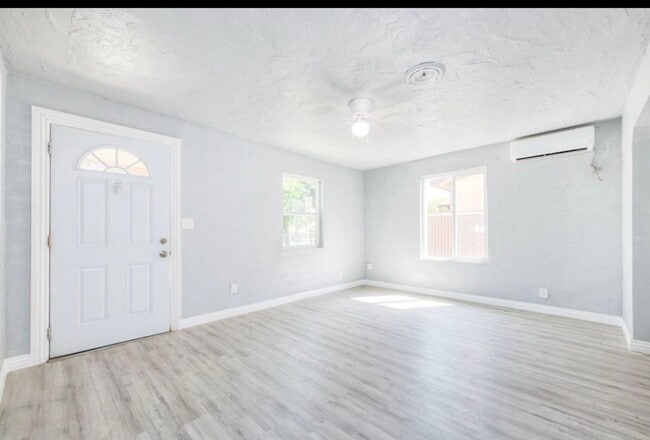 Building Photo - Single Family Home