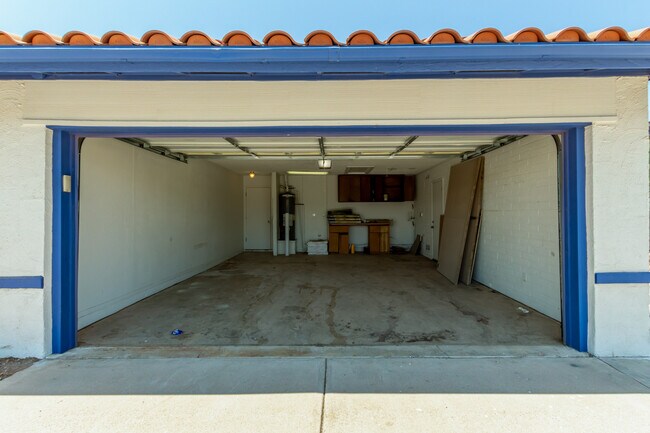 Building Photo - 2058 E Oxford Dr