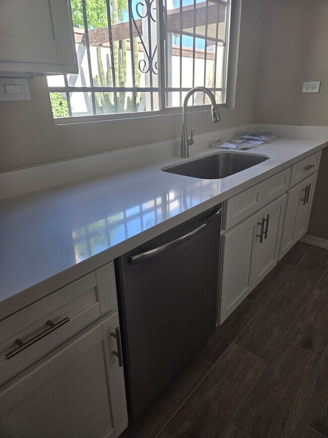 Foto del edificio - *JUST REMODELED* 2 bed 1 bath townhouse***2 WEEKS FREE OFF FIRST MONTH RENT***