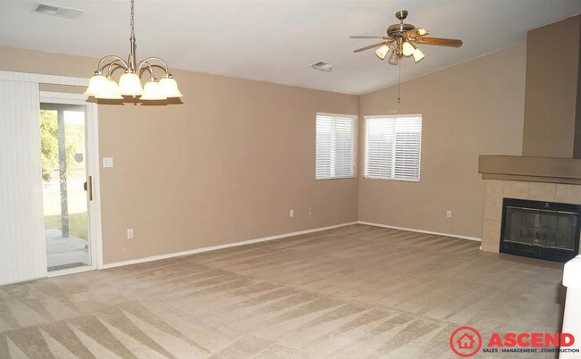 Foto del edificio - Spacious 4 Bedroom / 2 Bath Home – Fully Equipped Kitchen | Bakersfield, CA 93312