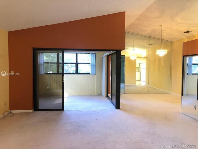 Foto del edificio - 335 Ives Dairy Rd