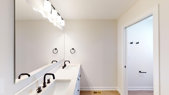 Building Photo - 827 Willow Pl