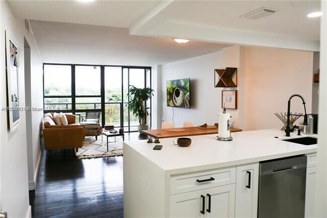 Foto del edificio - 600 NE 36th St
