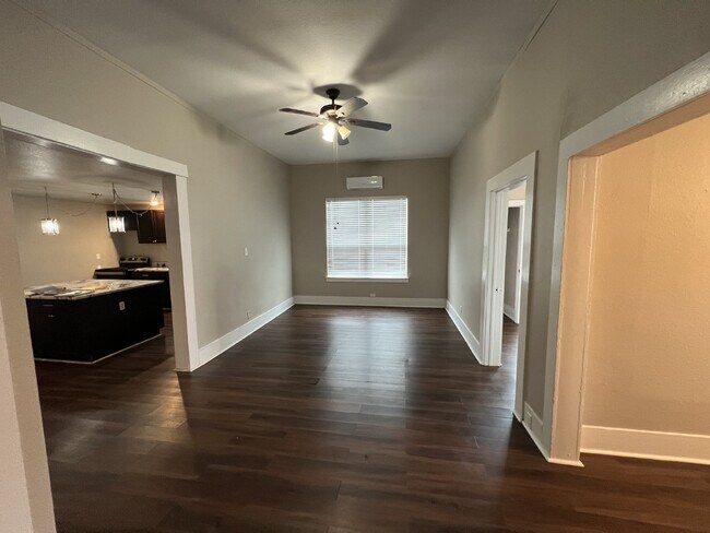Building Photo - Gorgeous 4 bedroom/2 bathroom home with mo...