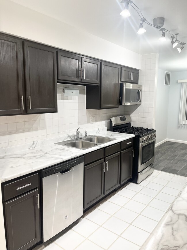 Building Photo - 6818 Roberts Dr