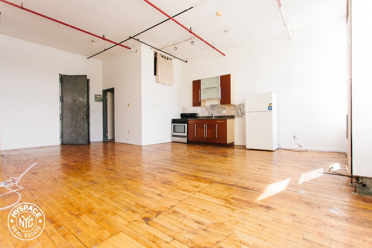 Primary Photo - 385 Troutman St