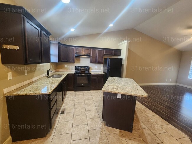 Foto del edificio - $1,850- 4 bedroom / 3 bathrooms - Beautiful and Large Home! *COMING SOON*