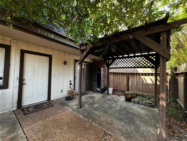 Building Photo - 5325 Pinewilde Dr