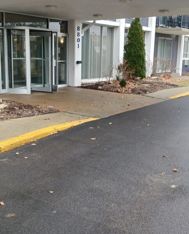 Building Photo - 8801 W Golf Rd