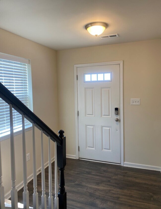 Building Photo - Spacious 3 Bedroom Townhouse in Hanover!