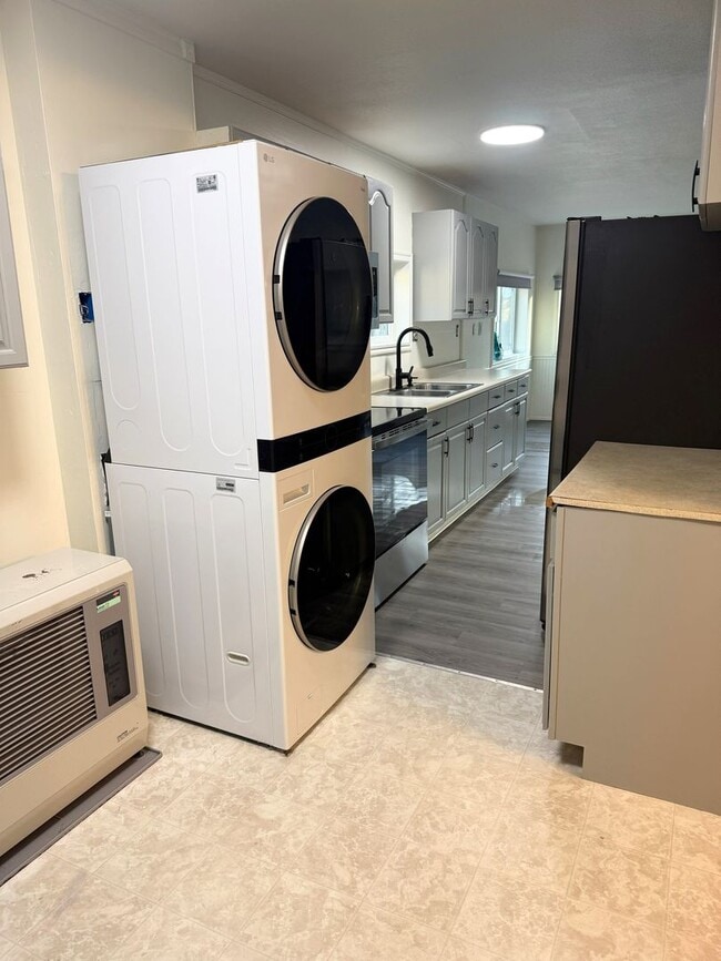 Building Photo - Charming 1-Bedroom Rental Home with Detached Garage & Pet-Friendly Option