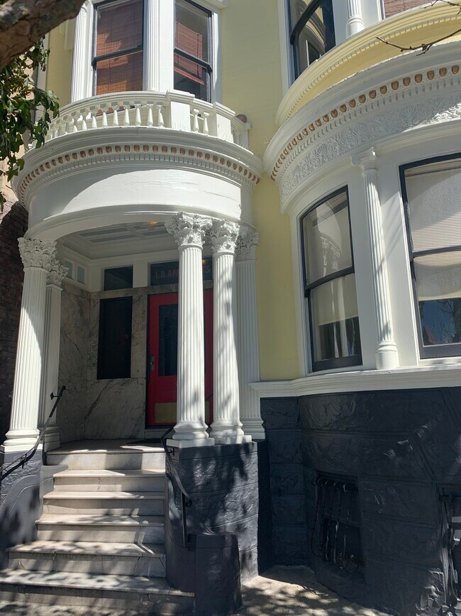 Building Photo - 830 Stanyan St