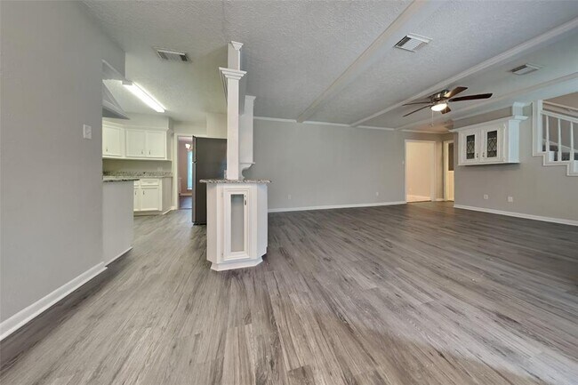 Foto del edificio - 2206 Lakeville Dr