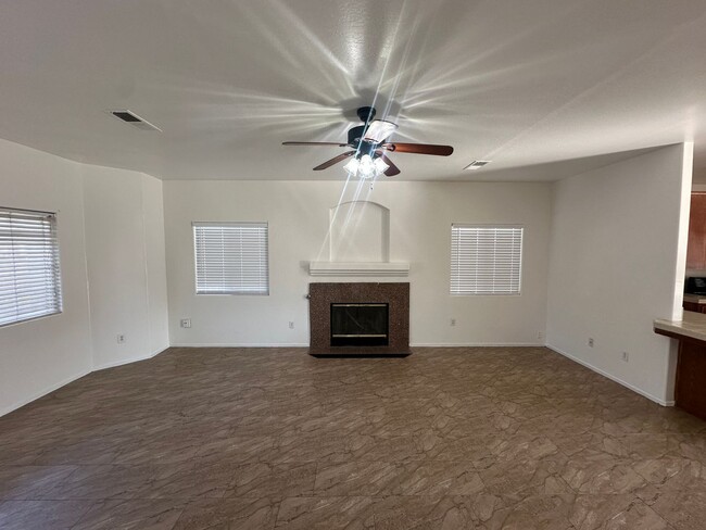 Foto del edificio - Charming 4-Bedroom Rental in Bakersfield, CA