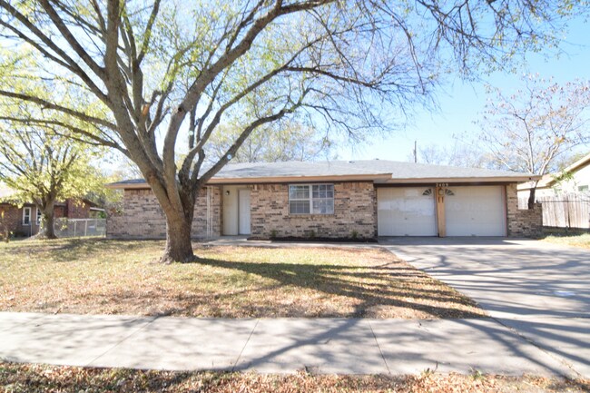Building Photo - 2409 Tudor Dr