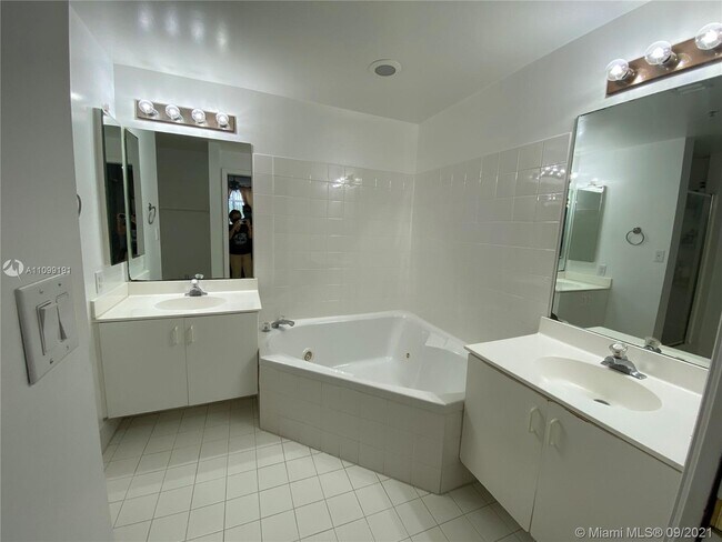Foto del edificio - 9725 NW 52nd St