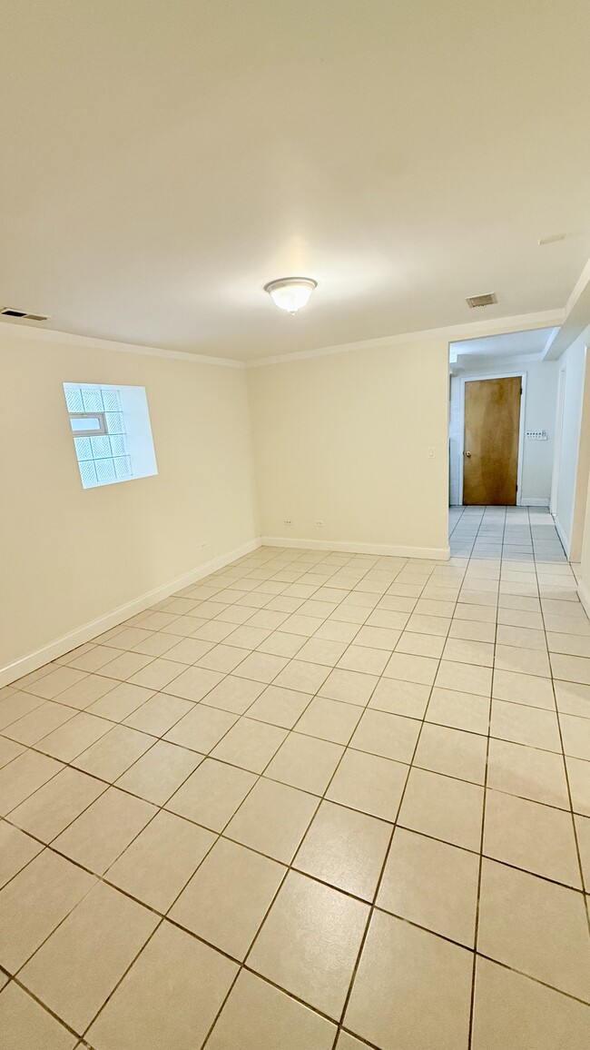 Foto del edificio - 5843 W Warwick Ave