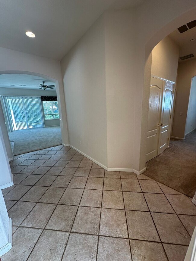 Building Photo - 2 Bed 2 Bath Plus Den In Summerset Orchard...