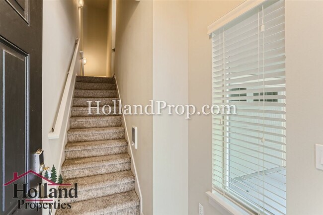 Building Photo - Pretty 2 Bedroom 2.5 bath Townhouse in a great location of Beaverton