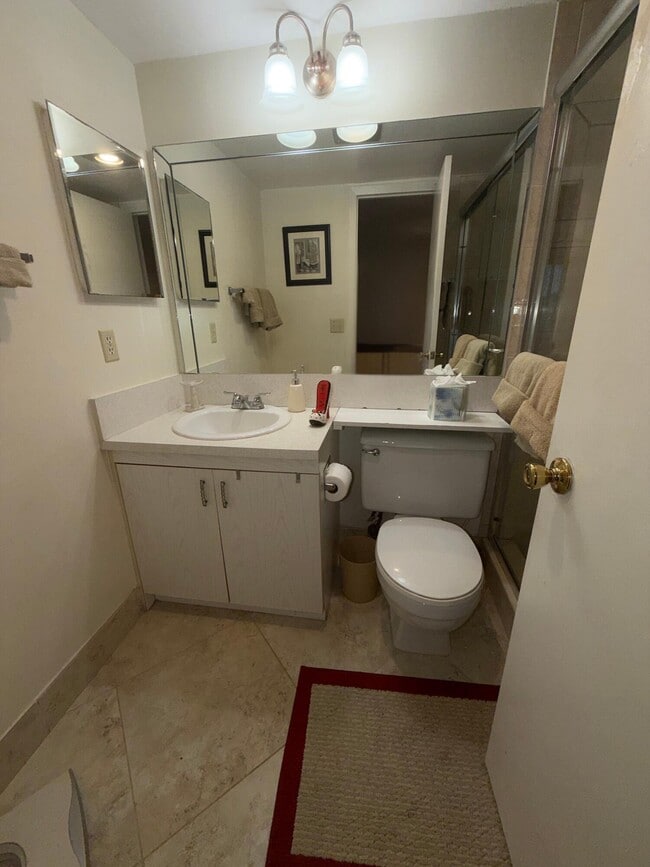 Building Photo - 3058 Ainslie Dr