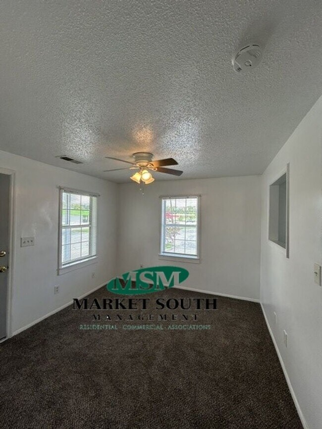 Building Photo - AFFORDABLE WESTSIDE HOME