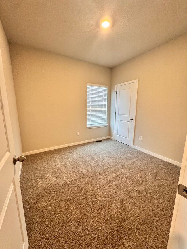 Building Photo - 709 E Bear Dr