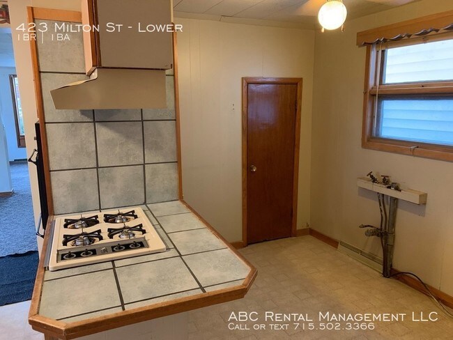 Foto del edificio - Lower 1 bedroom Duplex!