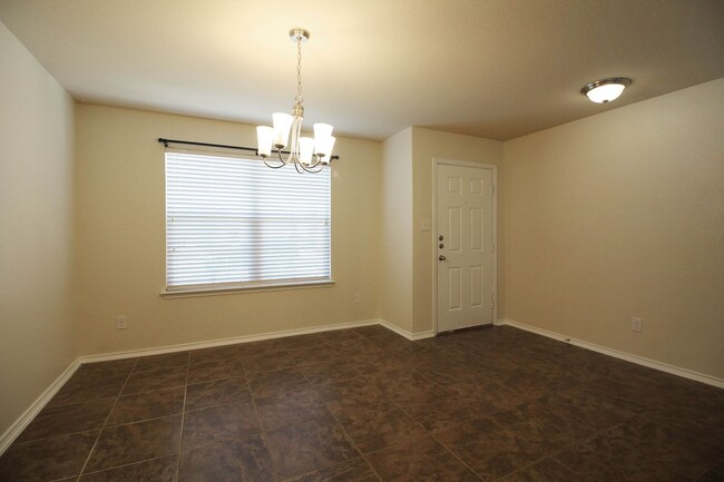 Building Photo - Gorgeous 5/2.5 Home Available for Immediat...