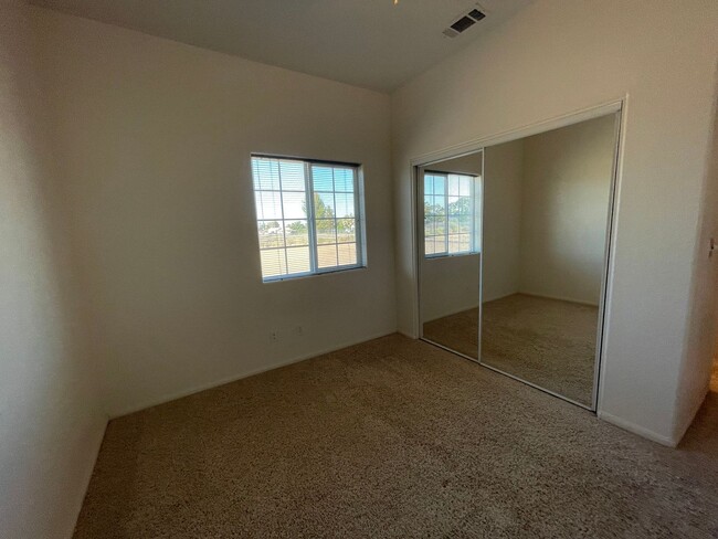 Building Photo - Beautiful Hesperia Starter Home, 2 Bedroom...