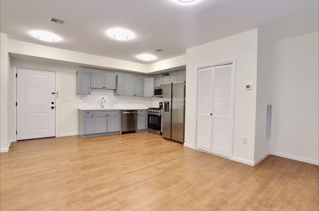Building Photo - 143 Zabriskie St