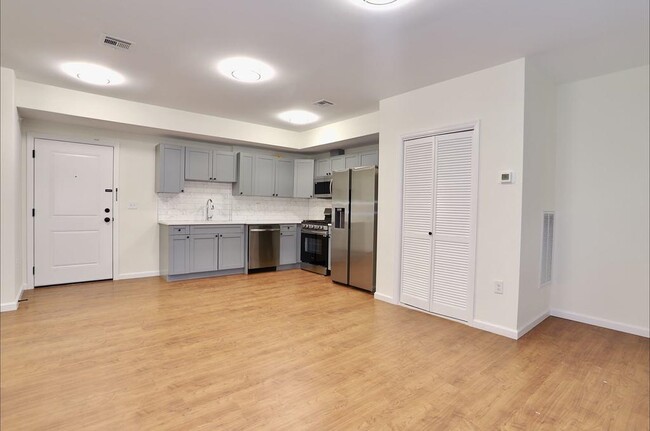 Building Photo - 143 Zabriskie St