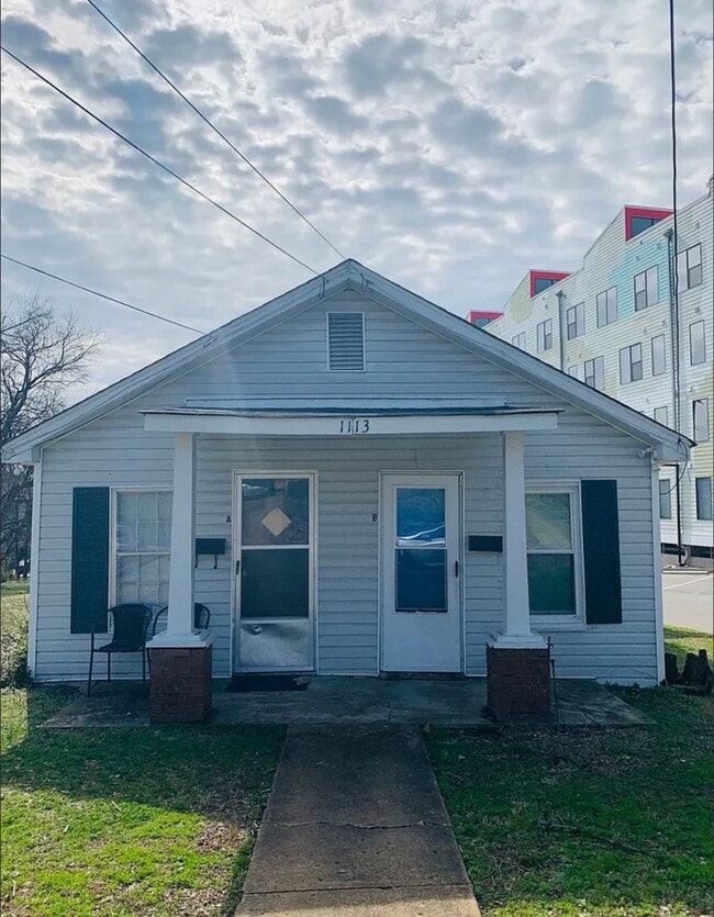 Building Photo - 1113 W Grove Ave