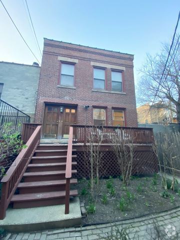 Building Photo - 852 W Diversey Pkwy