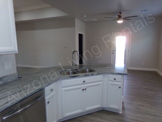 Building Photo - GORGEOUS 3 BEDROOM 2 BATHROOM HOME