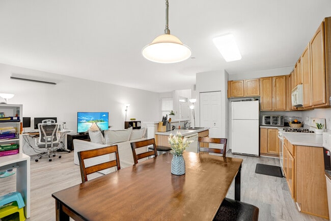 Building Photo - 1877 Crenshaw Cir