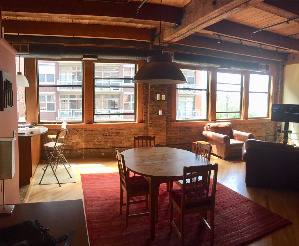 Living Room - 913 W Van Buren St