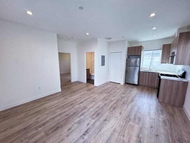 Building Photo - 120 E 55th St