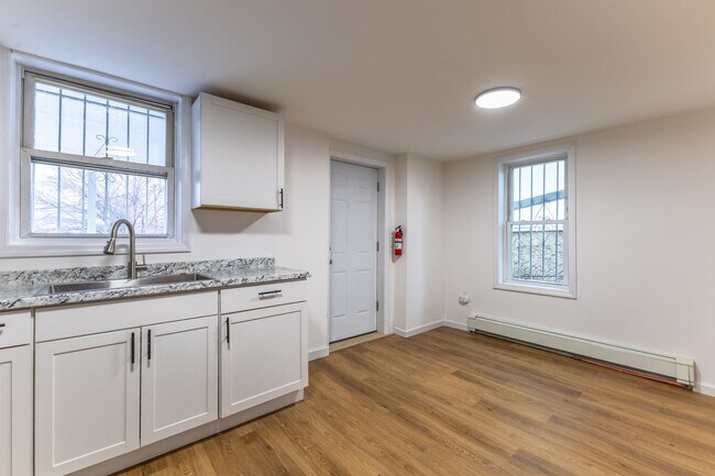 Foto del edificio - Fully Renovated 3-Bedroom Apartment – Seco...