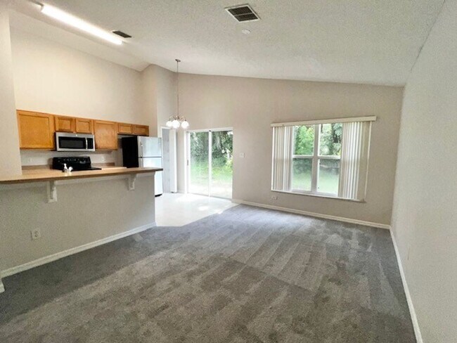 Foto del edificio - ALL NEW CARPET & INTERIOR PAINT! MOVE IN NOW!! APOPKA RENTAL HOME-Spacious 3 bed x 2 bath one sto...