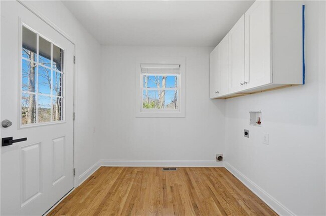 Foto del edificio - 1460 Hillcrest Dr