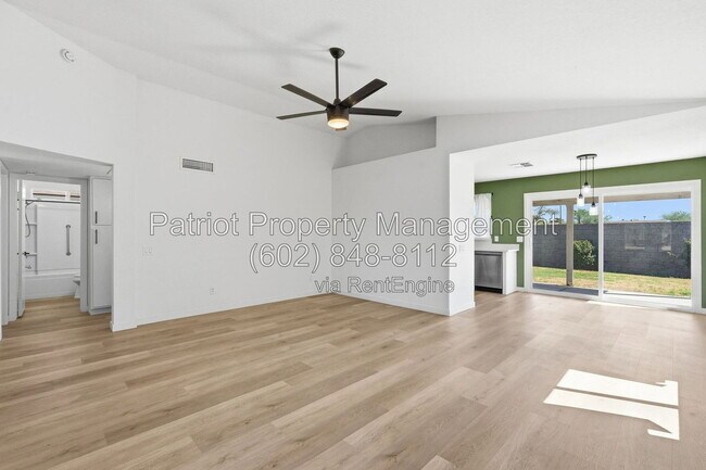 Building Photo - 2009 E Paradise Ln