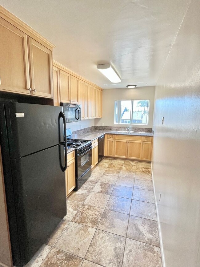 Building Photo - Remodelled 2 BR 2 BA Overlooking Pool