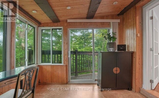 Building Photo - 1136 Bronte Rd