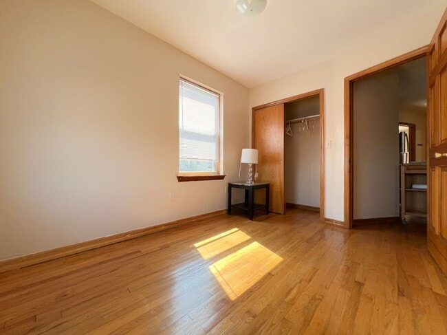 Building Photo - 21 AVENUE