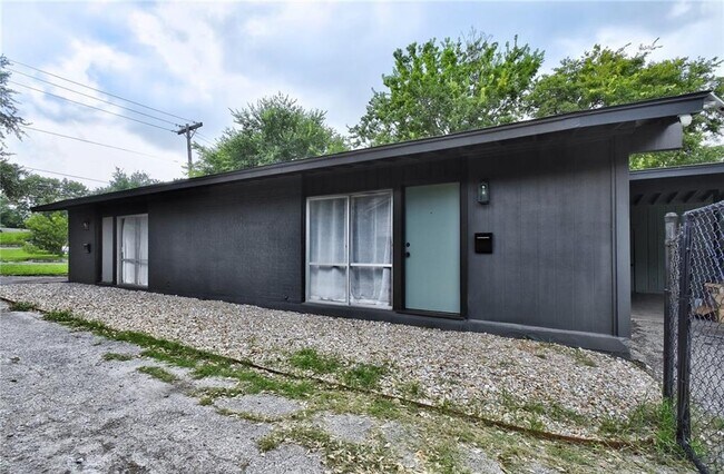 Foto del edificio - 5212 Woodrow Ave