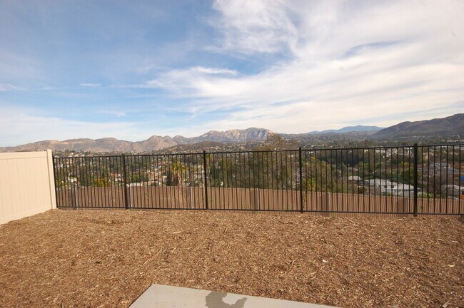 Building Photo - Beautiful Home in Lakeside with Stunning M...
