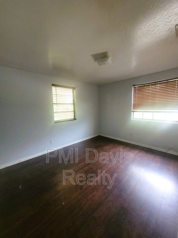 Foto del edificio - 2984 Myra St