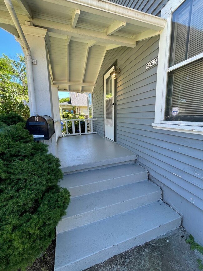 Building Photo - Sweet + vintage little 1br/1ba House in th...