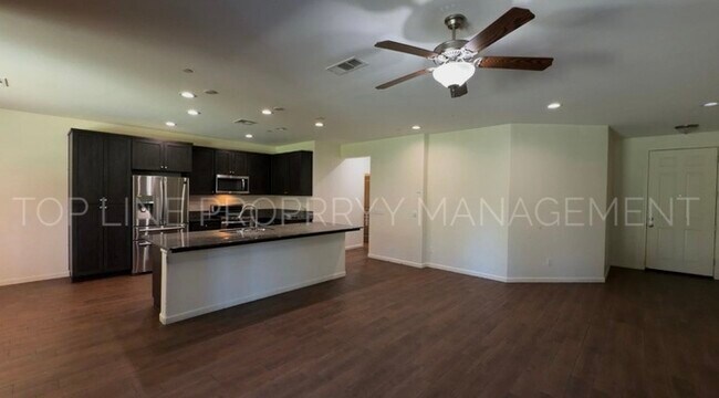 Foto del edificio - Beautiful Home for Rent in Visalia!