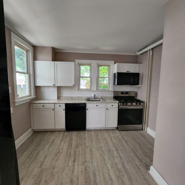 Foto del edificio - Charming 4BR/1.5BA Home | Modern Finishes | Open Layout | Heart of York City!